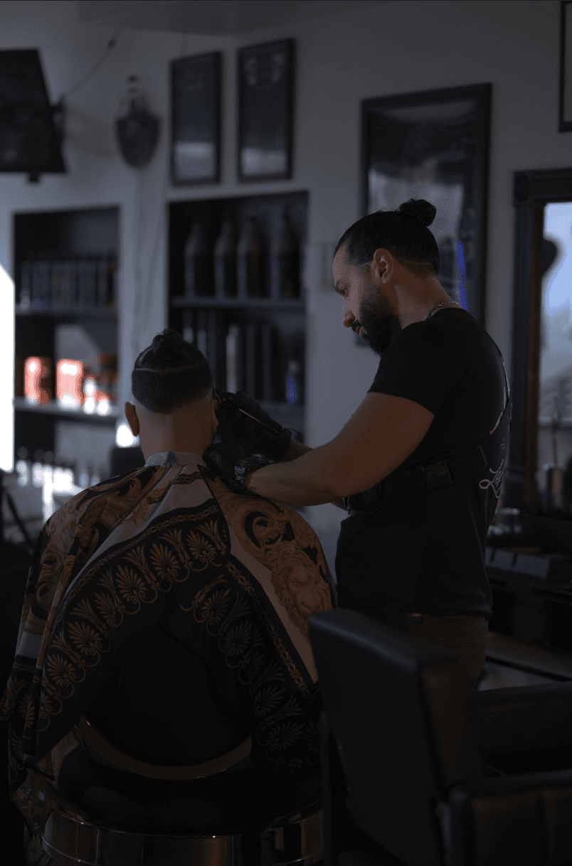 Tony performing a skin fade at Salon Les Frères Laval