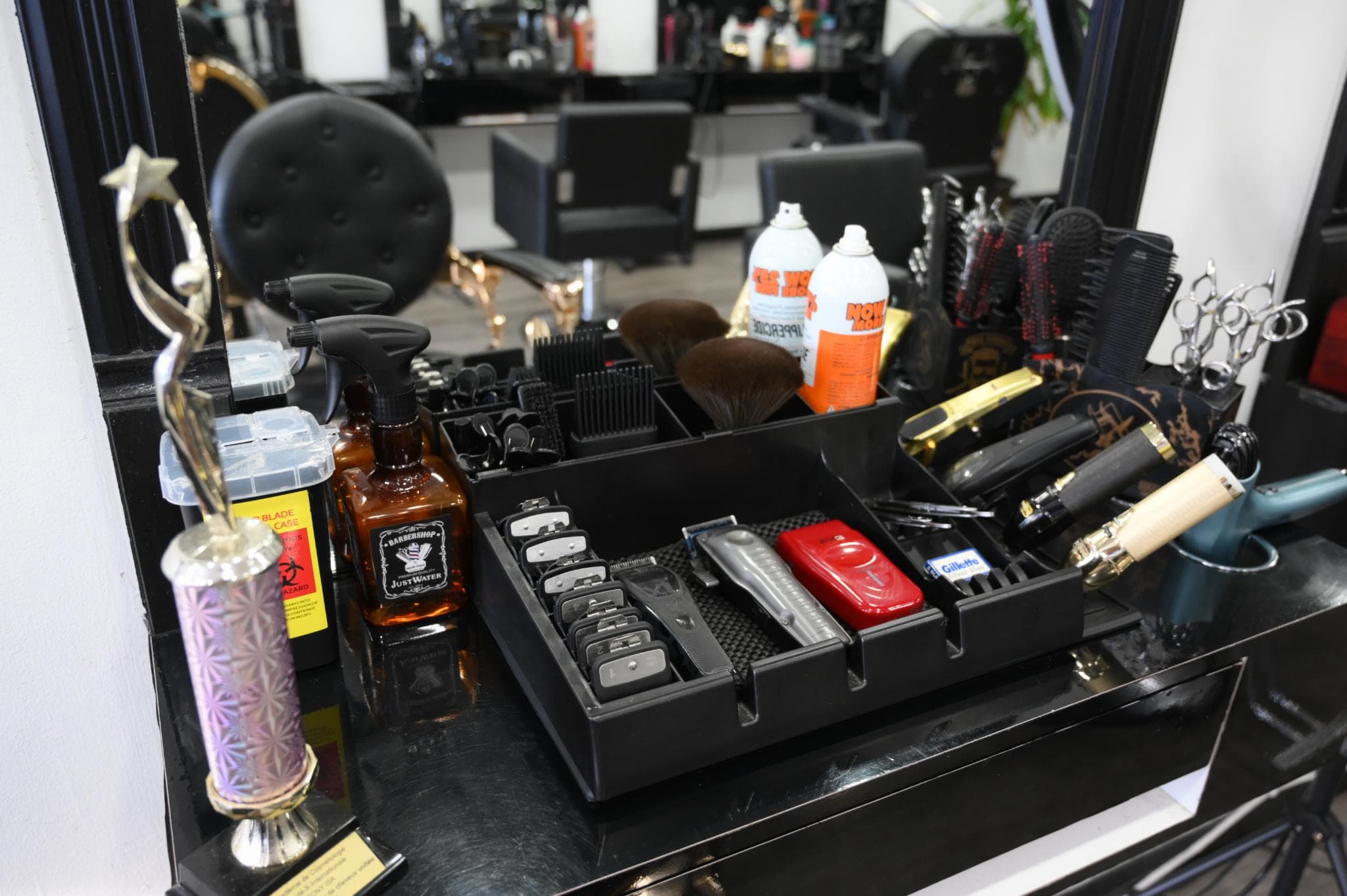 Professional barber workstation with clippers, scissors and precision grooming tools at Salon Les Frères in Laval