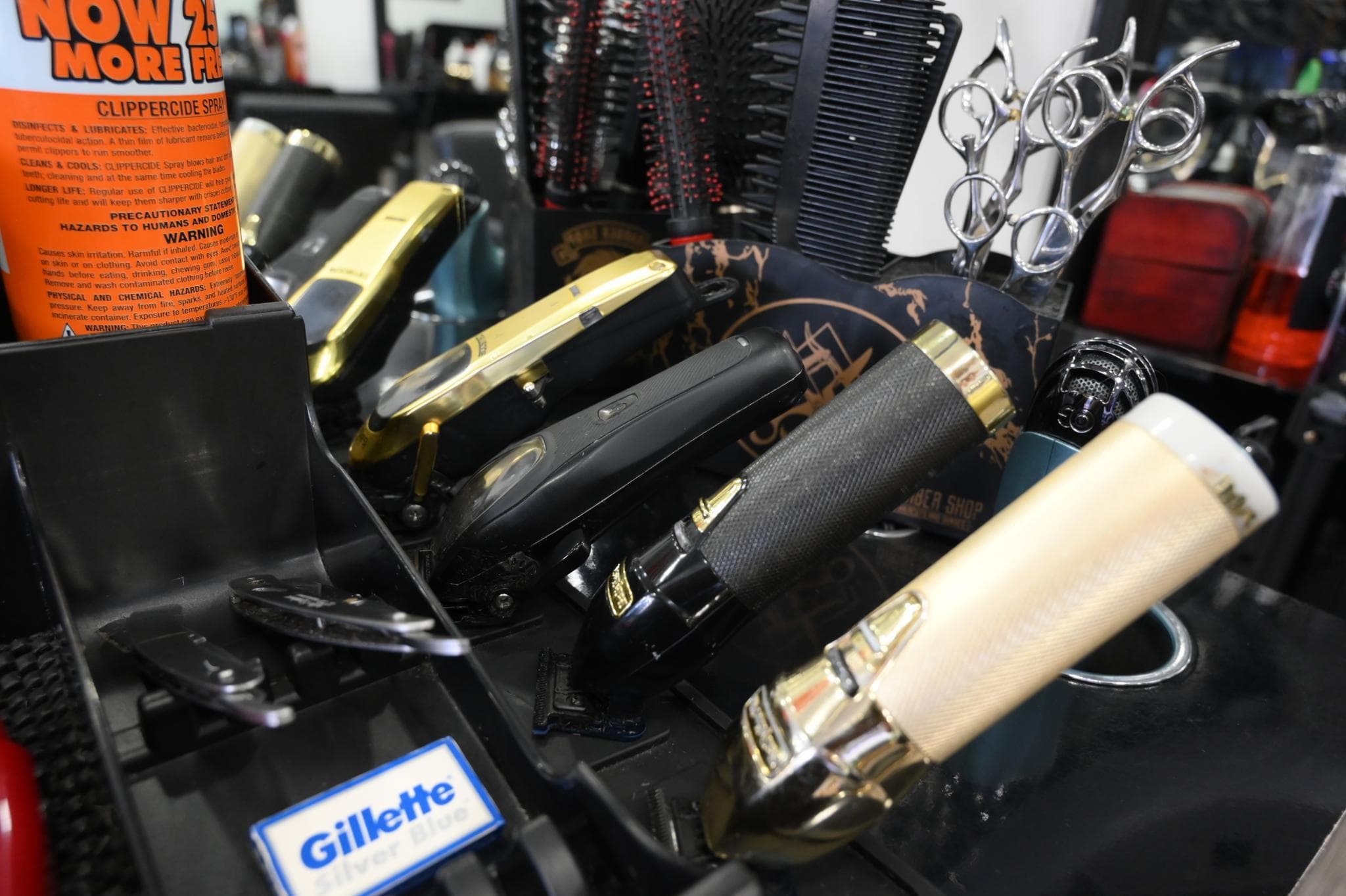 Tondeuses, ciseaux et outils de barbier au Salon Les Frères à Laval